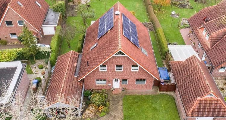 Das Haus von Rieken aus Jever aus der Vogelperspektive mit Blick auf Solarmodule