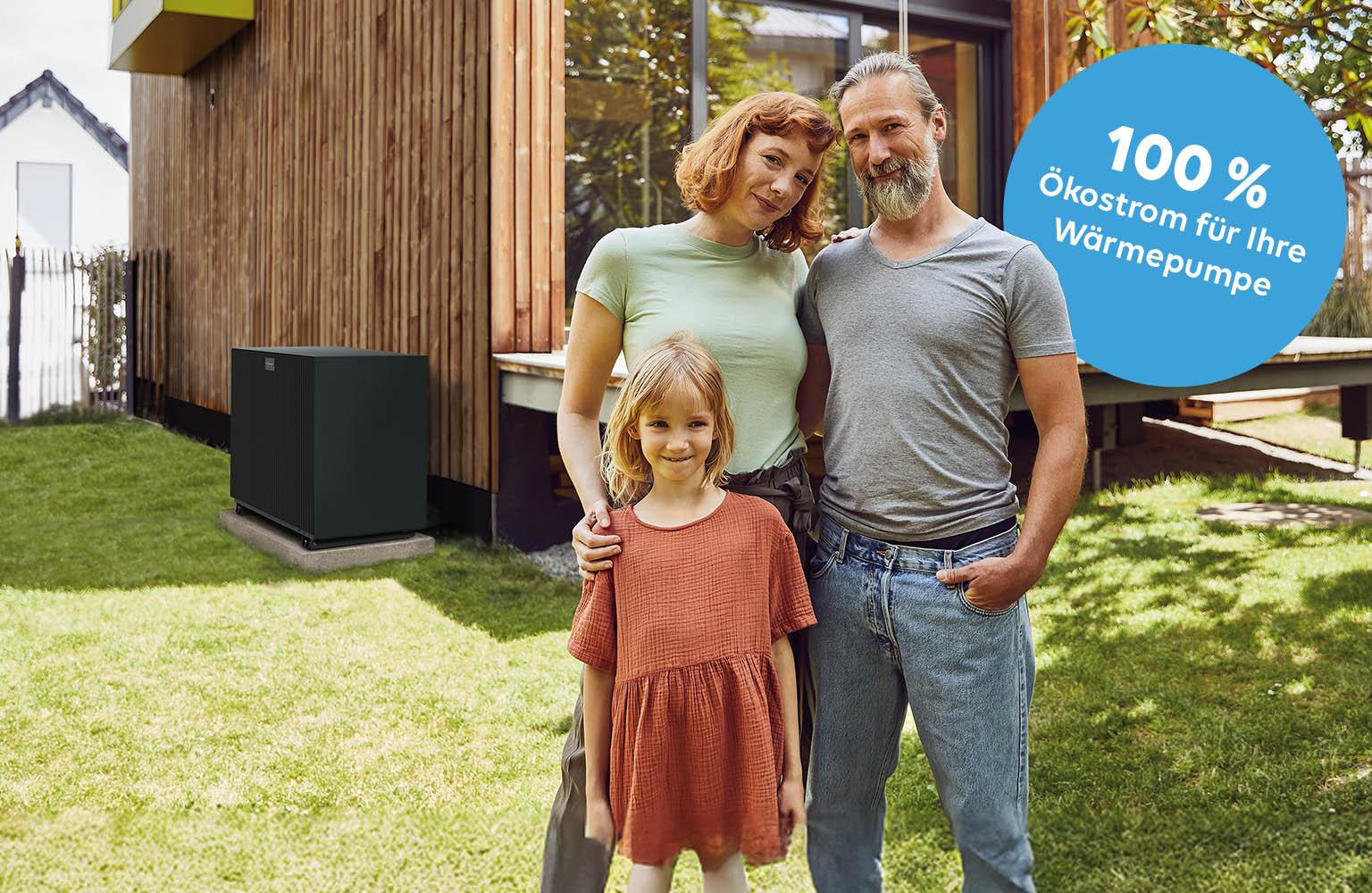 Familie steht vor Ihren Haus, neben dem sich eine Wärmepumpe befindet