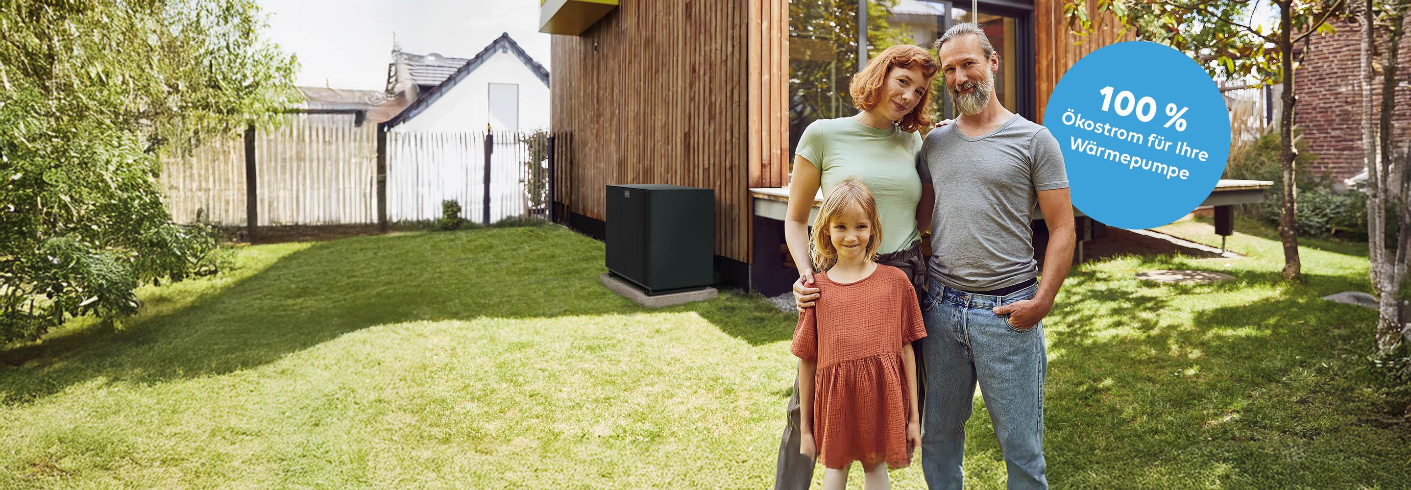 Familie steht vor Ihren Haus, neben dem sich eine Wärmepumpe befindet