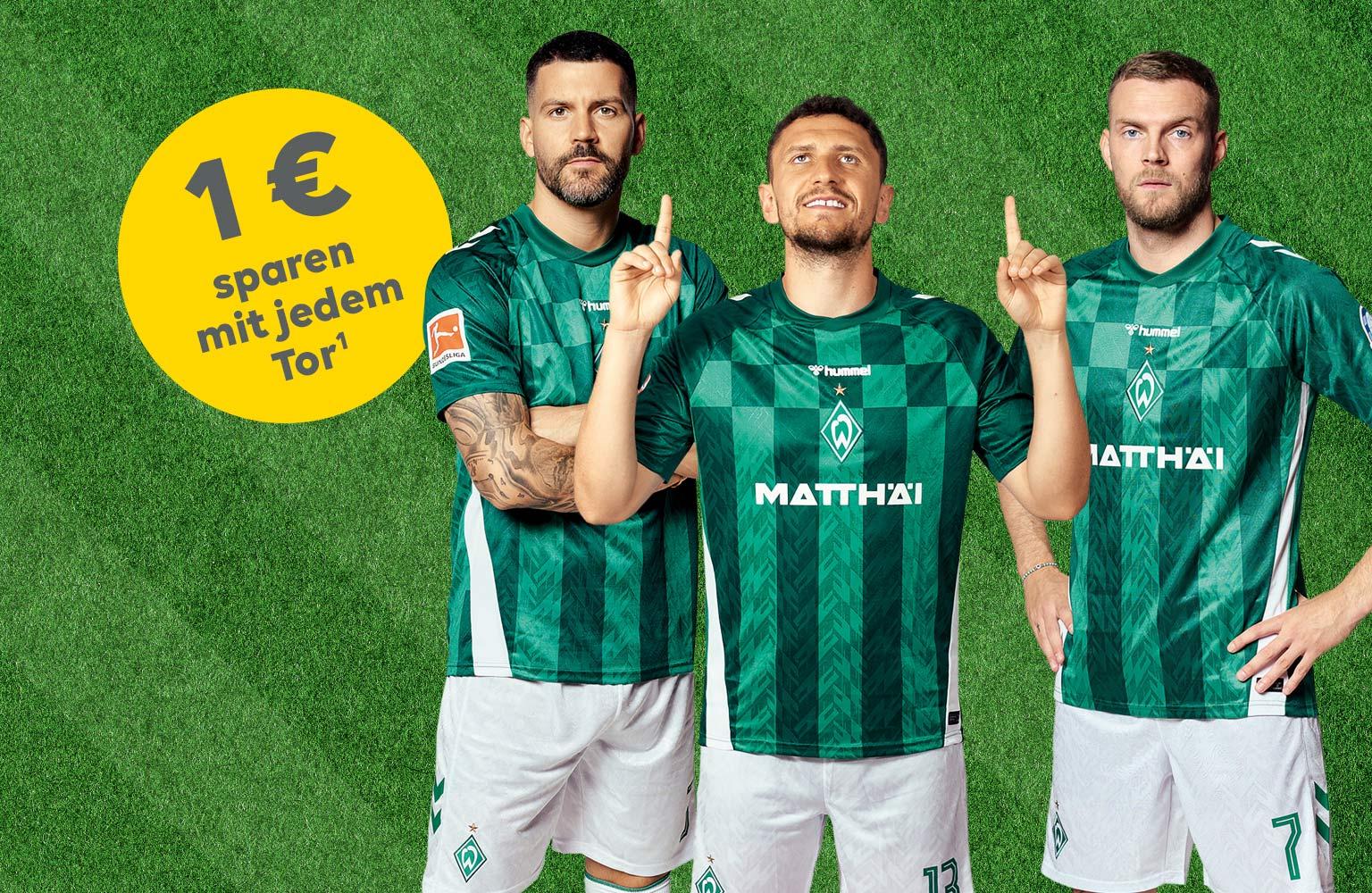 Drei Fußballer von Werder Bremen in Trikots schauen in die Kamera.