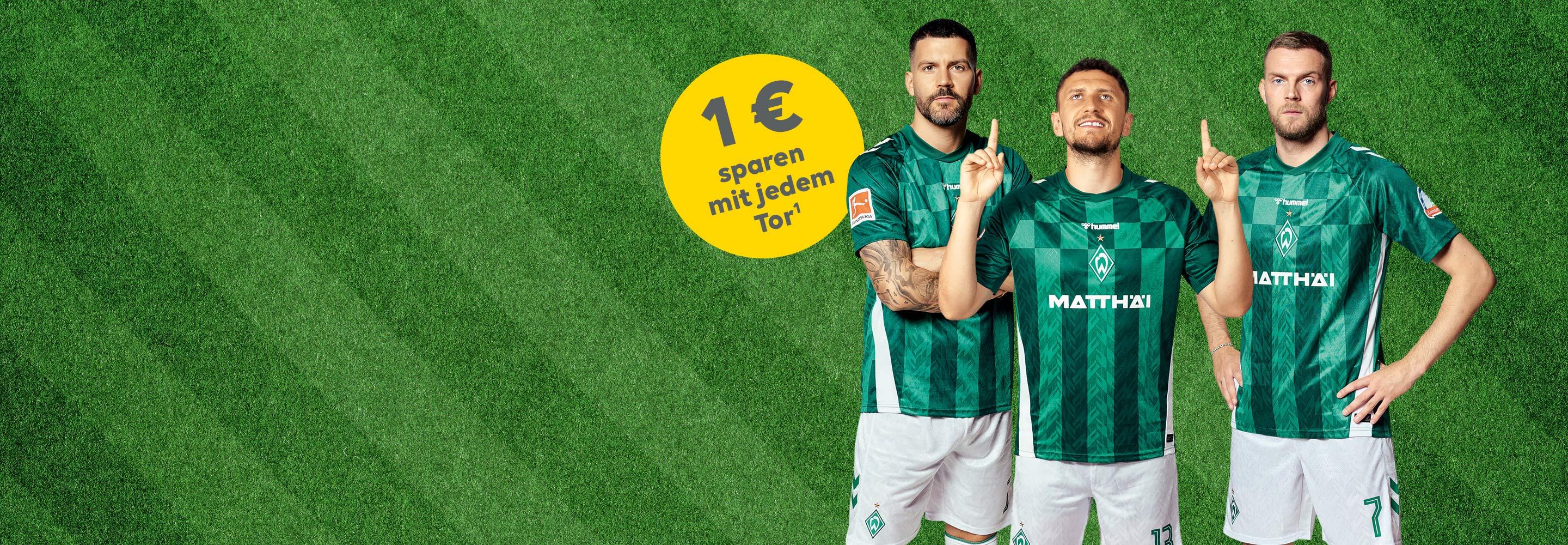 Drei Fußballer von Werder Bremen in Trikots schauen in die Kamera.