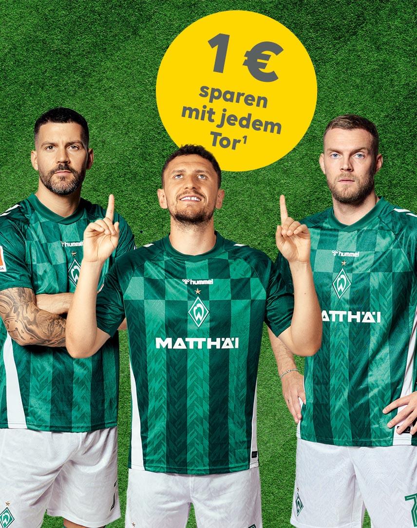 Drei Fußballer von Werder Bremen in Trikots schauen in die Kamera.