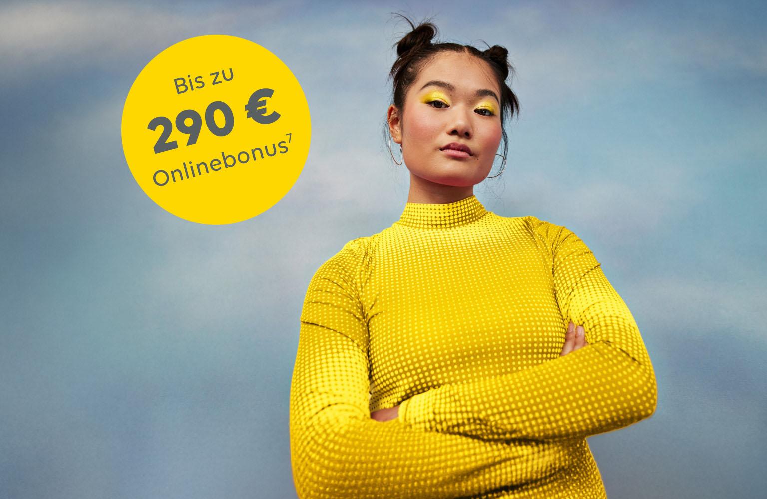 Frau mit verschränkten Armen vor Himmel-Hintergrund. In einem gelben Kreis steht "Bis zu 290 € Onlinebonus"