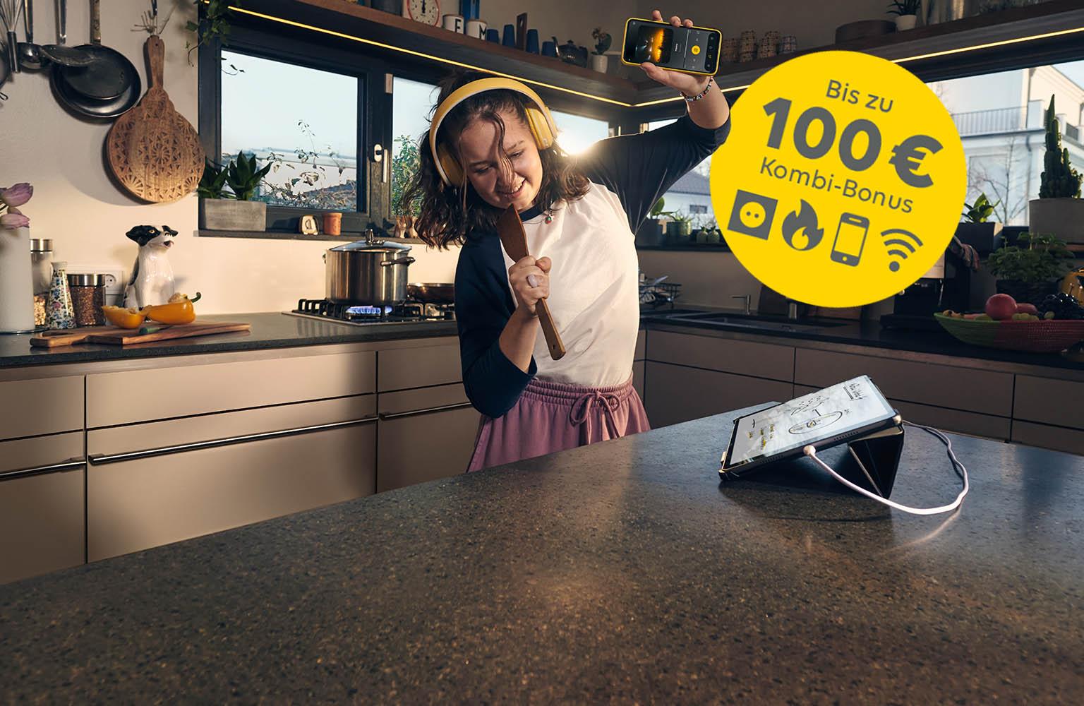Mädchen singt in der Küche, ein gelber Störer weißt auf 100 Euro Kombibonus hin