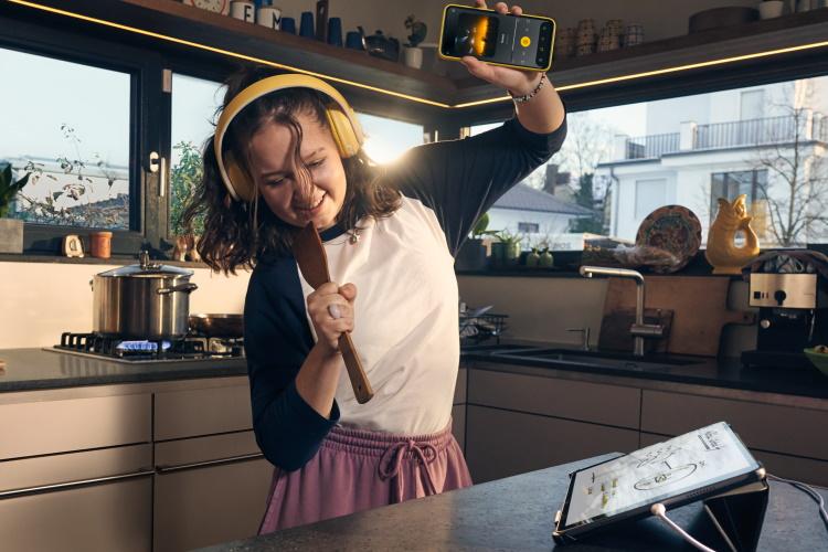 Mädchen singt vergnügt in der Küche