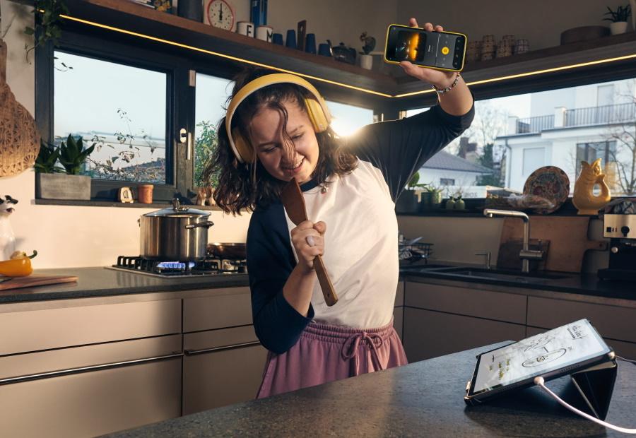 Mädchen singt vergnügt in der Küche