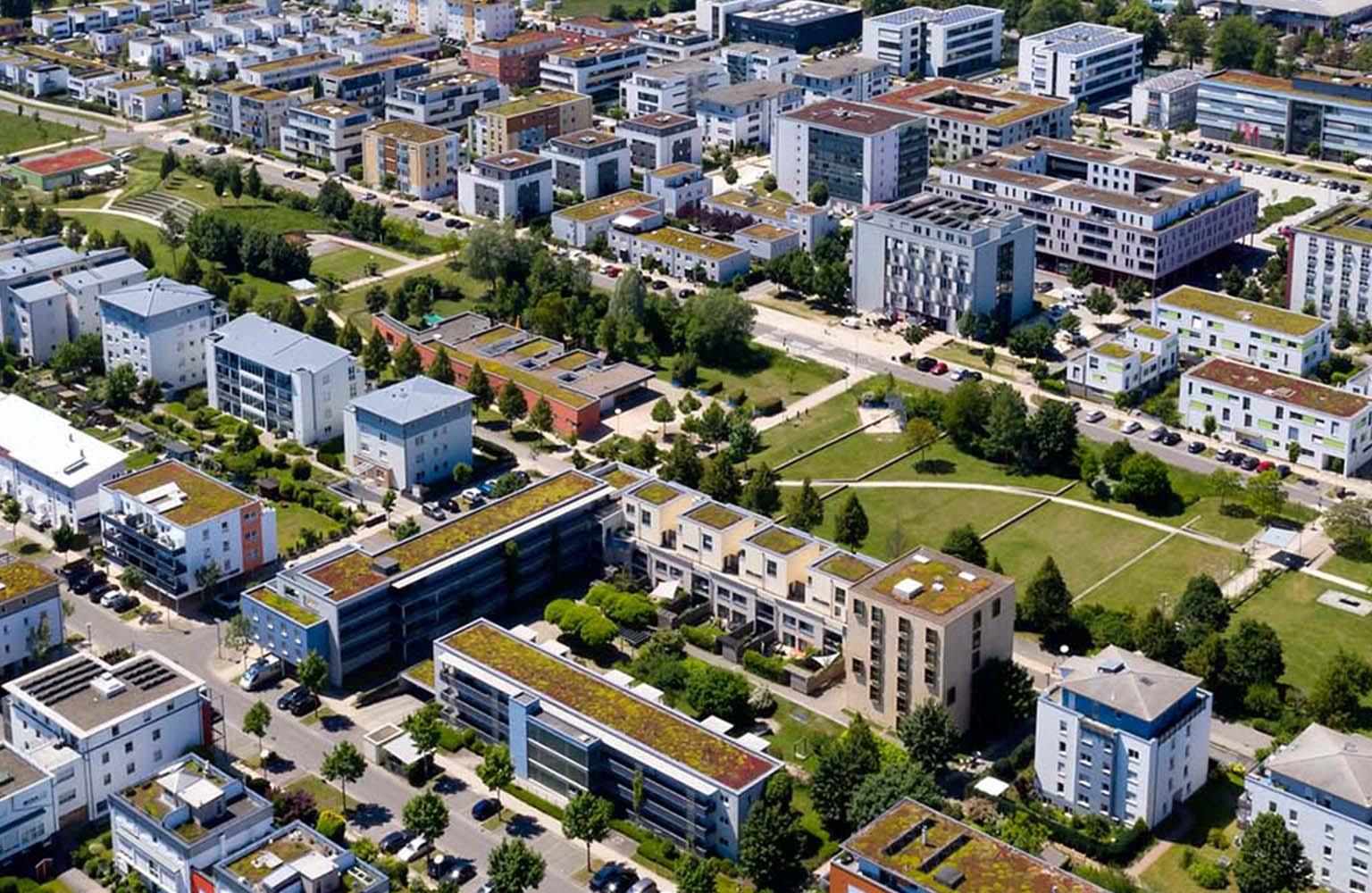 Vogelperspektive von Wohngebiet mir vielen Mehrfamilienhäusern