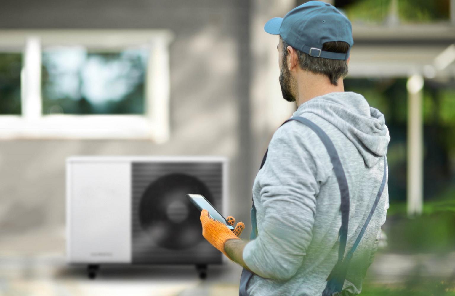 Fachhandwerker mit Wärmepumpe
