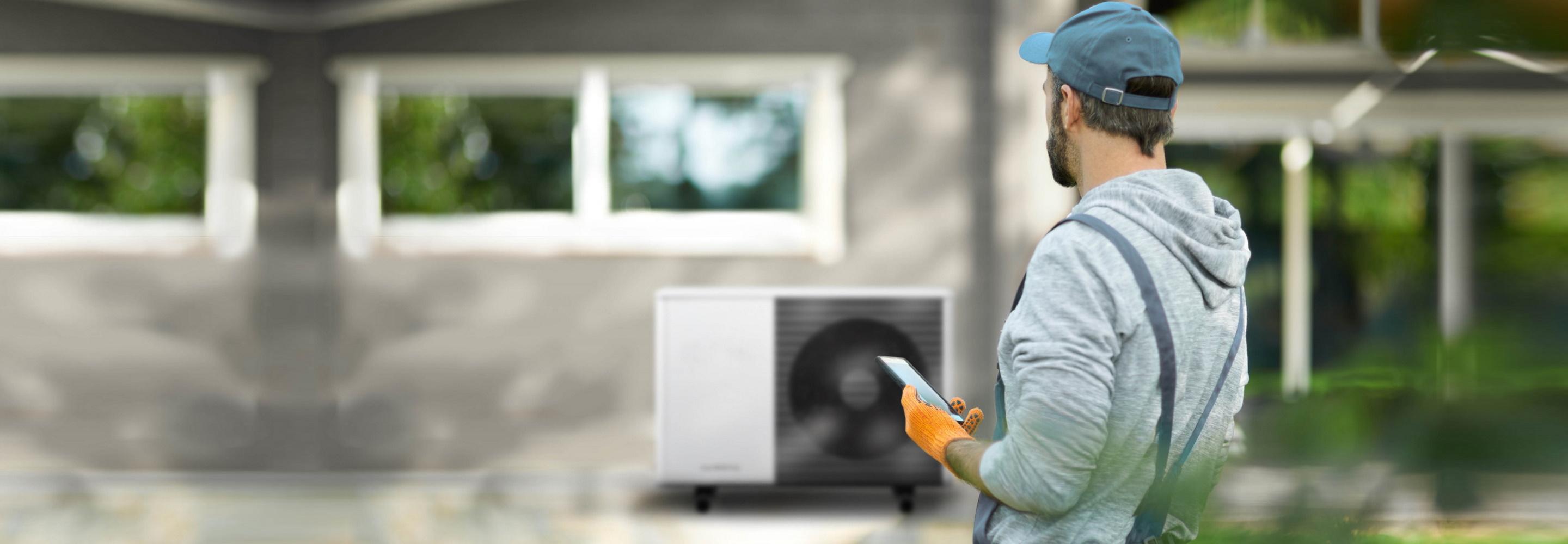 Fachhandwerker mit Wärmepumpe