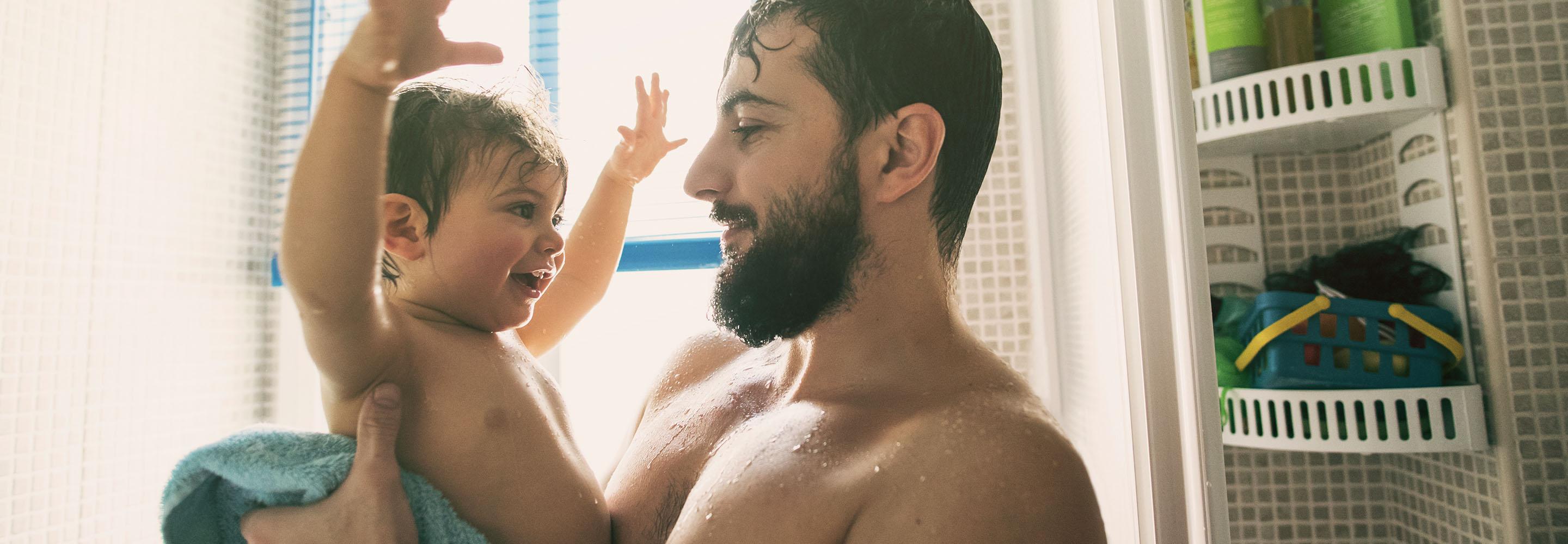 Mann mit seinem Sohn auf dem Arm
