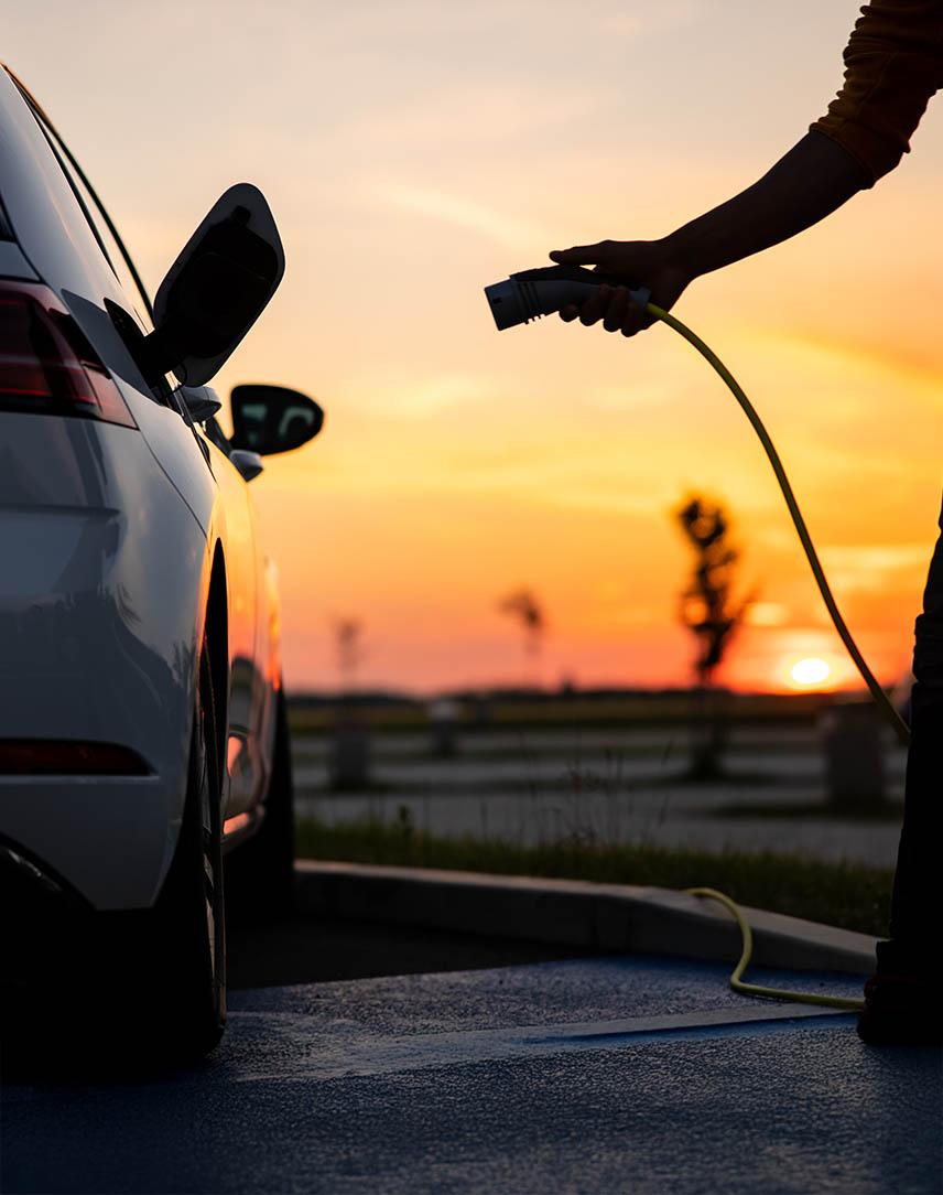 Ladekabel wird in den Tankanschluss eines Elektroautos gesteckt.