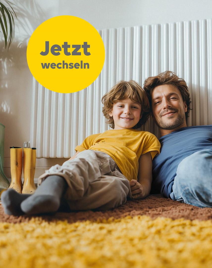 Mann und ältere Dame kochen in einer Küche am Gasherd