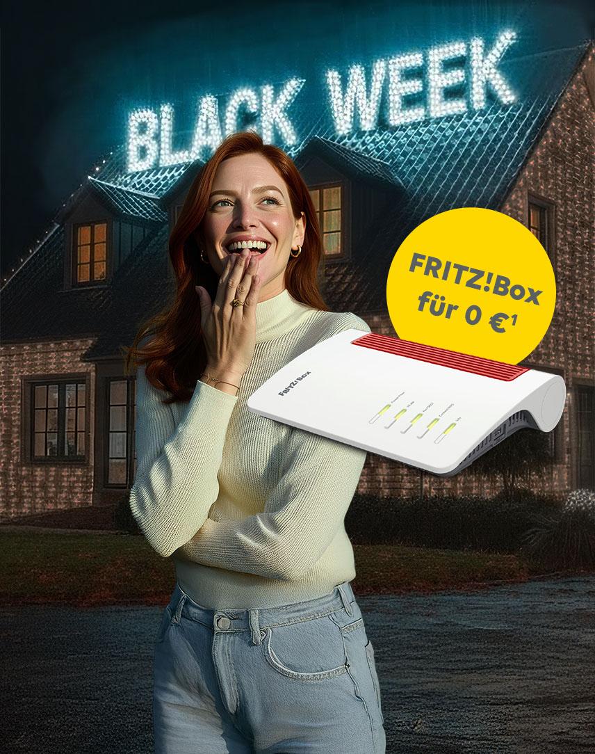 Ein Frau steht vor seinem Haus, auf dem der Schriftzug "Black Week" in Leuchtbuchstaben zu lesen ist, daneben ist ein Router zu sehen