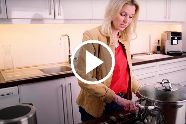 Standbild von Smartgeber-Video zum Stromsparen in der Küche