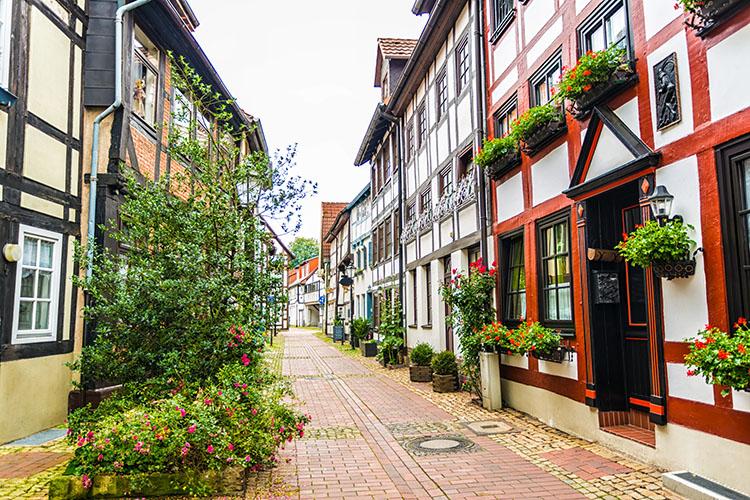 Blick auf Fachwerkhäuser und einer schmalen Straße in Hameln.