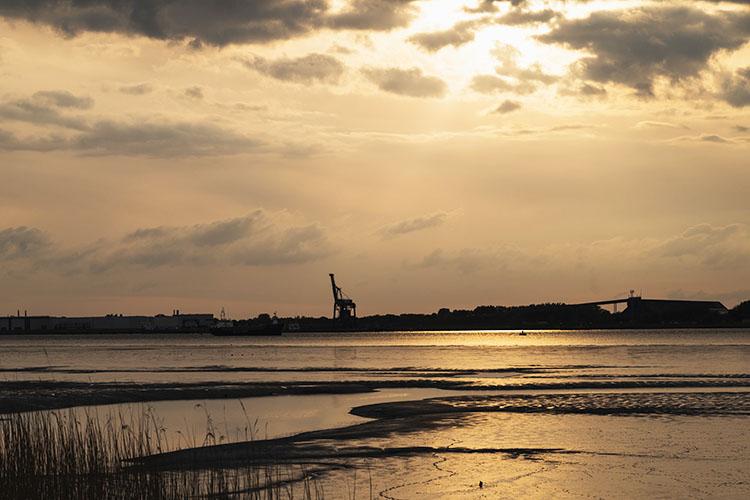 Ein Blick von Bremerhaven auf Nordenham und Industriegebiete während des Sonnenunterganges