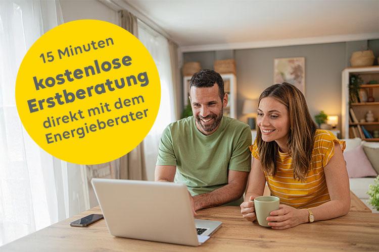 Pärchen wird zuhause beraten von Energieberaterin