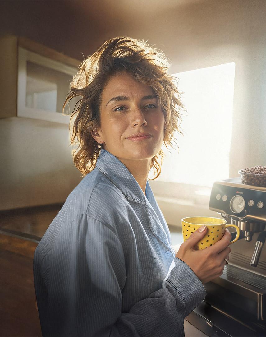 Frau genießt ihren Kaffee in der Morgensonne