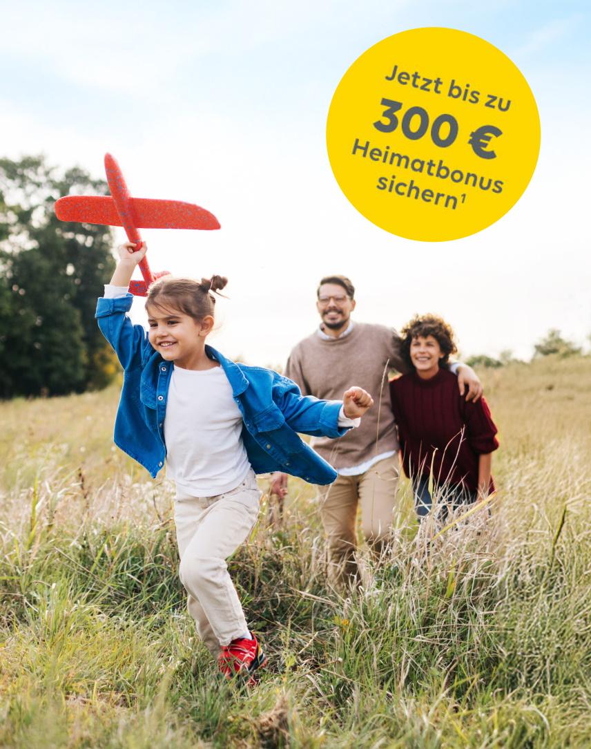 Ein Mädchen läuft mit seinen Eltern über eine Wiese, in einer gelben Fläche wird auf "300 Euro Heimatbonus" hingewiesen