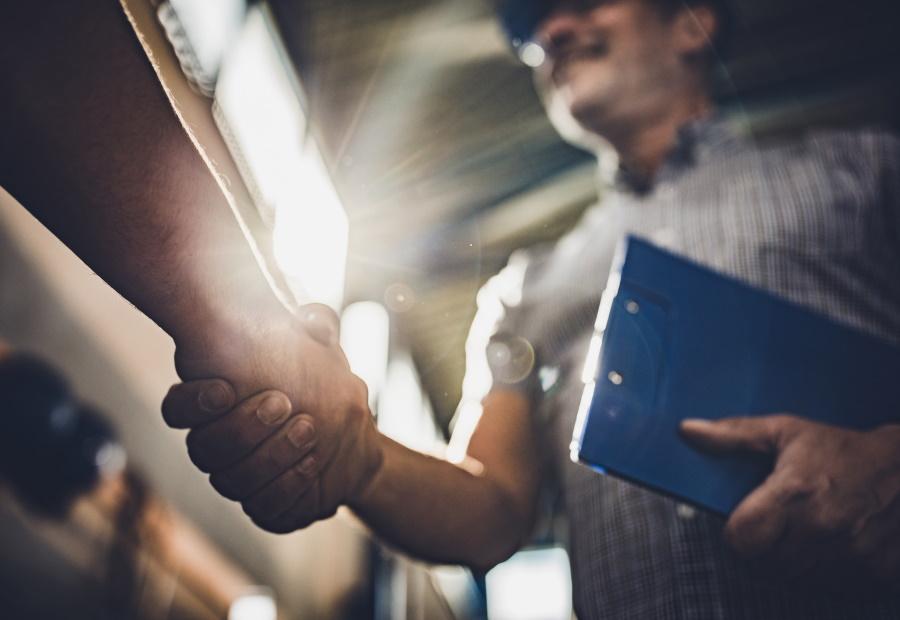 Zwei Geschäftspartner geben sich die Hand