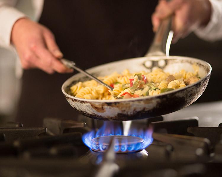 Pfanne über laufendem Gasherd