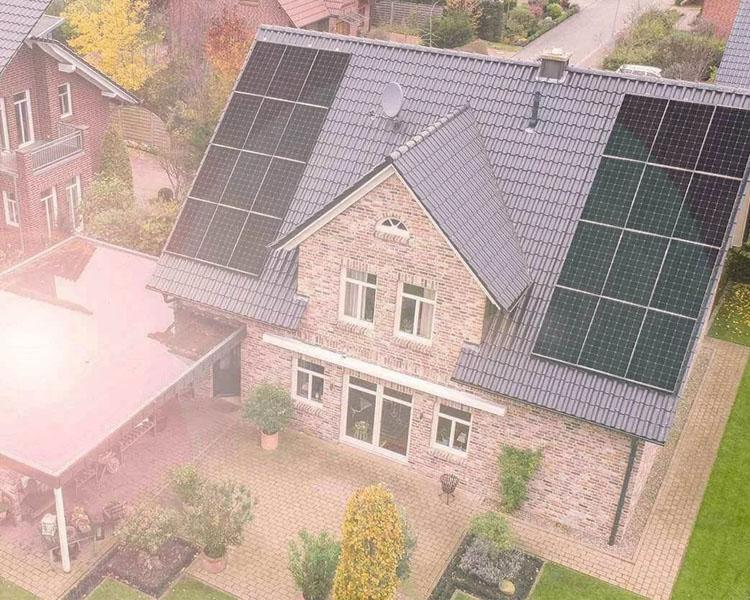 Haus mit Photovolatikanlage aus der Vogelperspektive