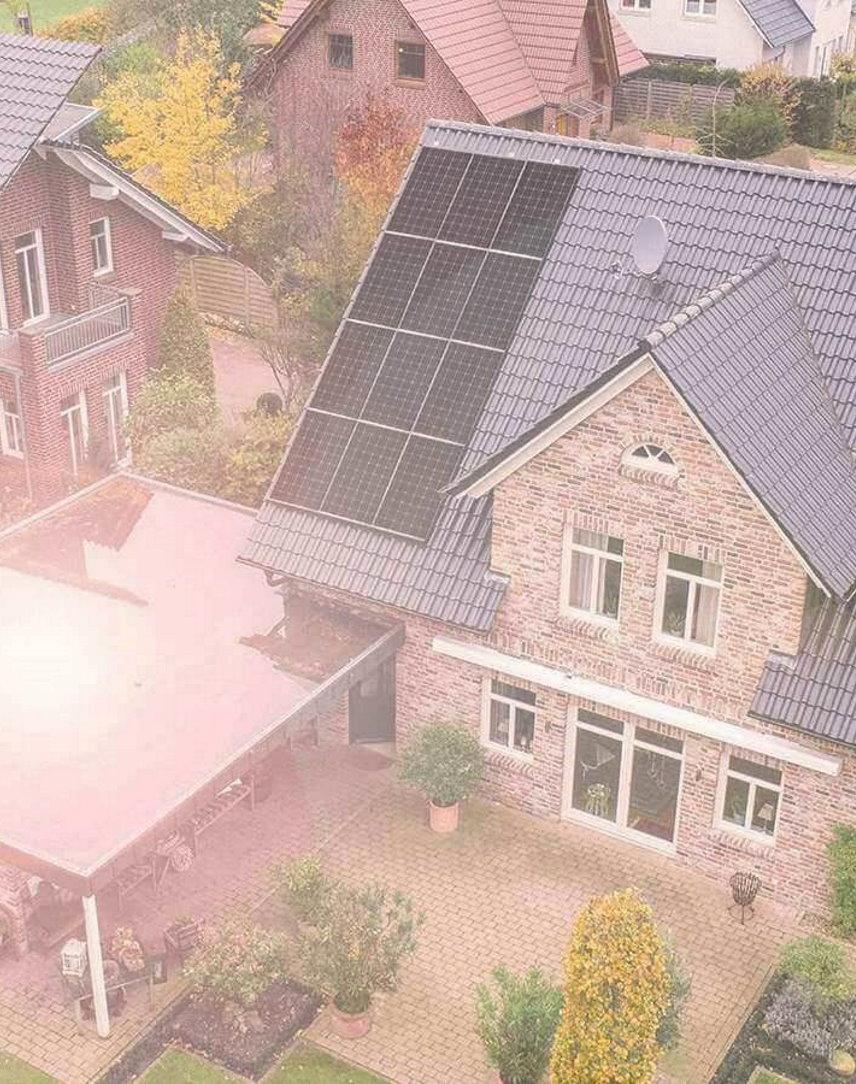 Haus mit Solarmodulen aus der Vogelperspektive