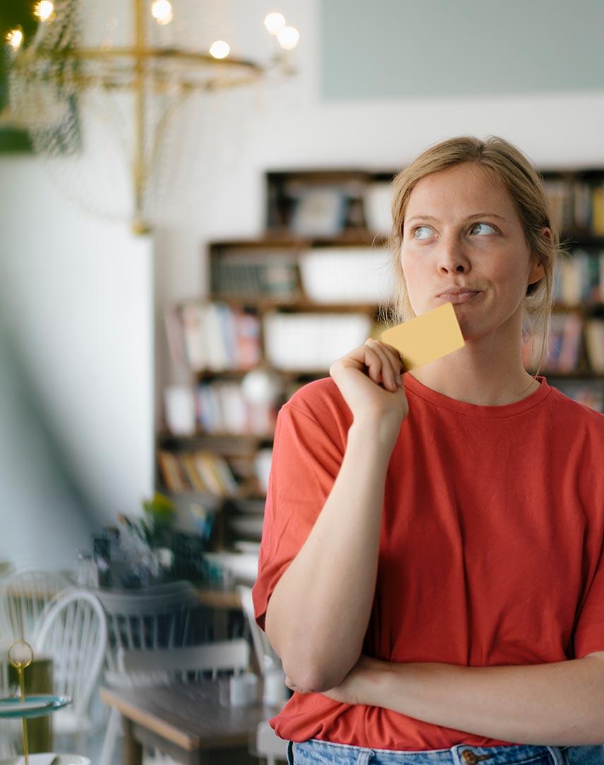 Nachdenklich schauende Frau