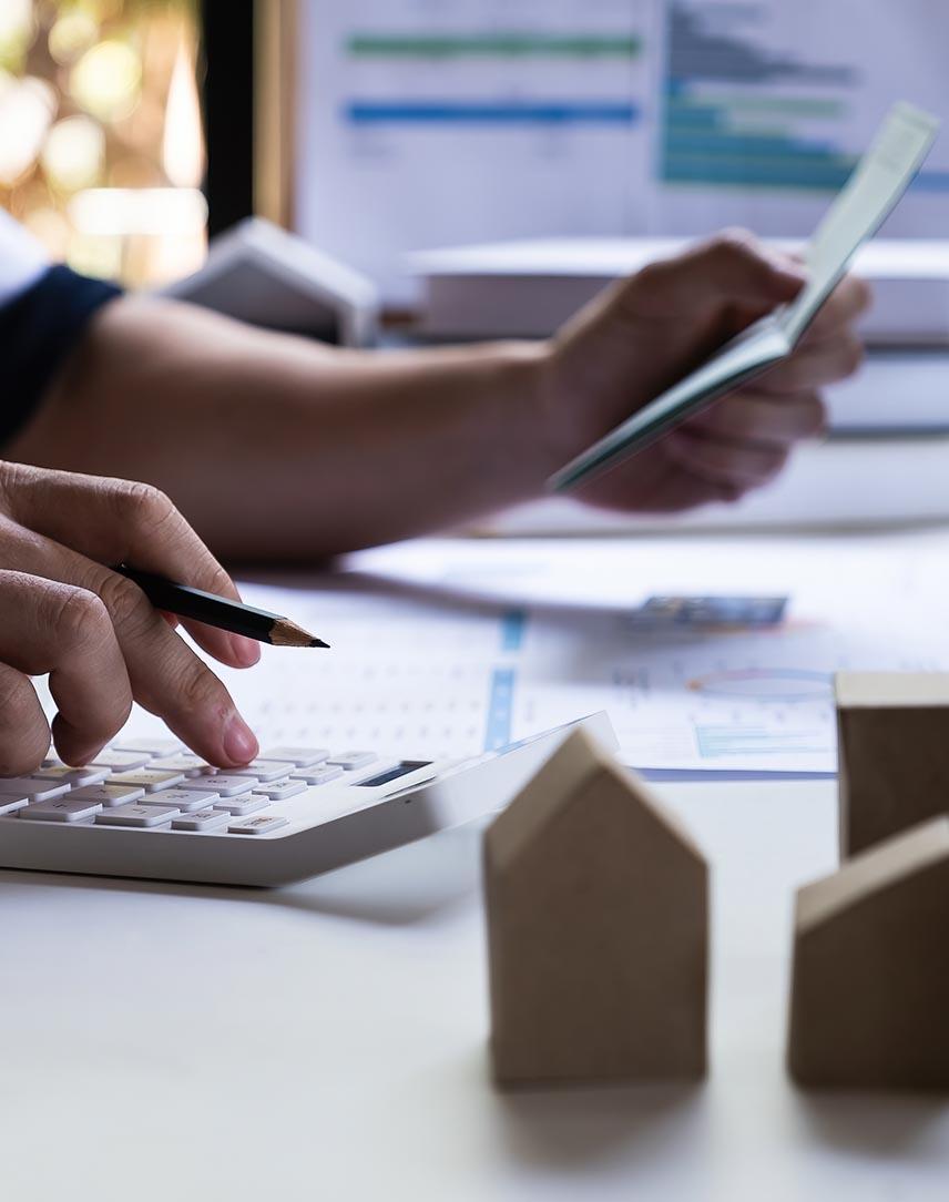 Hände mit Zettel und Taschenrechner