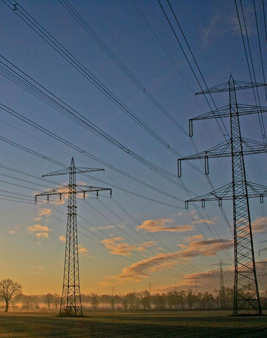 Strommasten vor blaumem Himmel