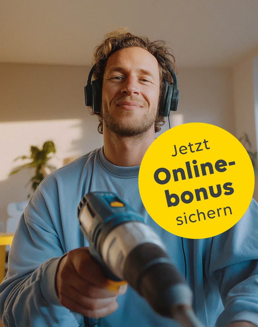 Mann mit Bohrmaschine in der Hand.