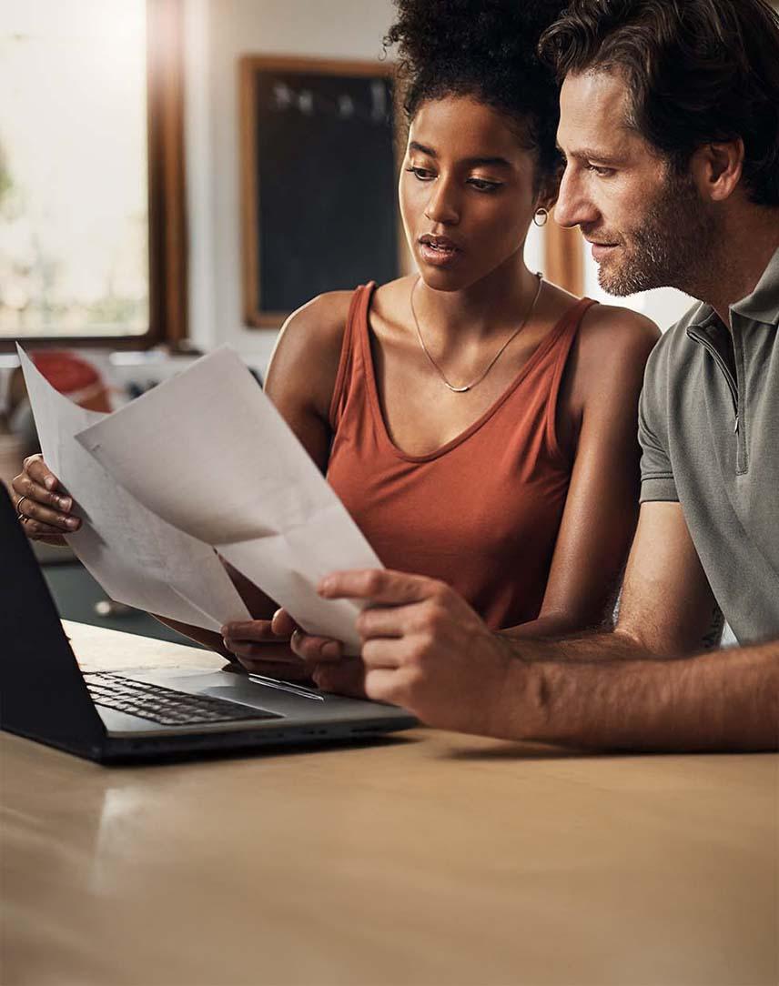 Mann und Frau schauen überrascht auf Unterlagen