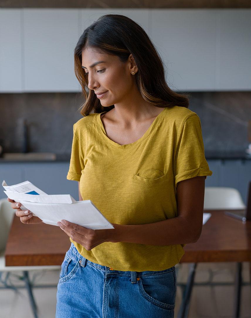 Frau mit Briefen in der Hand