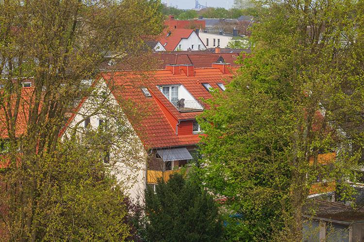 Vogelperspektive auf ein modernes Wohngebäude im Frühling in Delmenhorst,