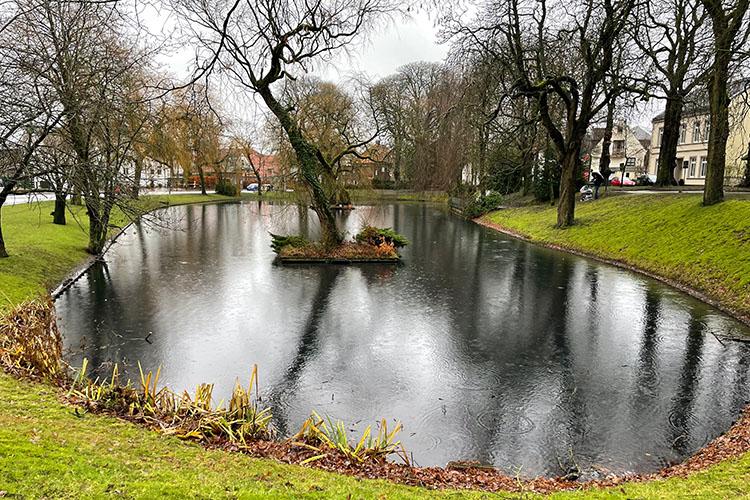 Ein kleiner See in der Stadt Jever.