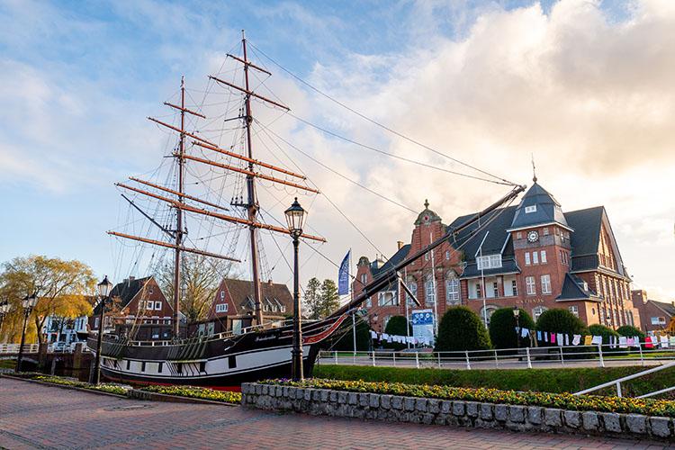 Segelschiff Friederike 1im Kanal vor dem Rathaus in Papenburg.