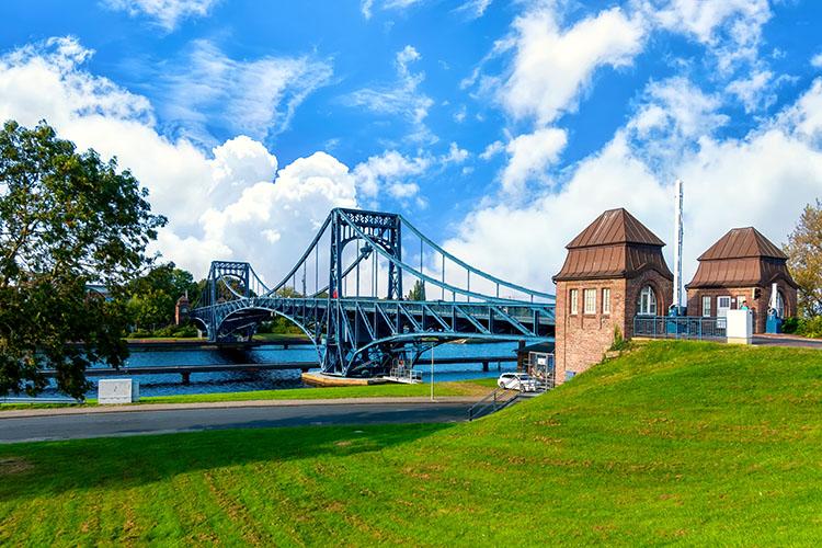 Blick auf die Kaiser-Wilhelm-Brücke über den Ems-Jade-Kanal in Wilhelmshaven.