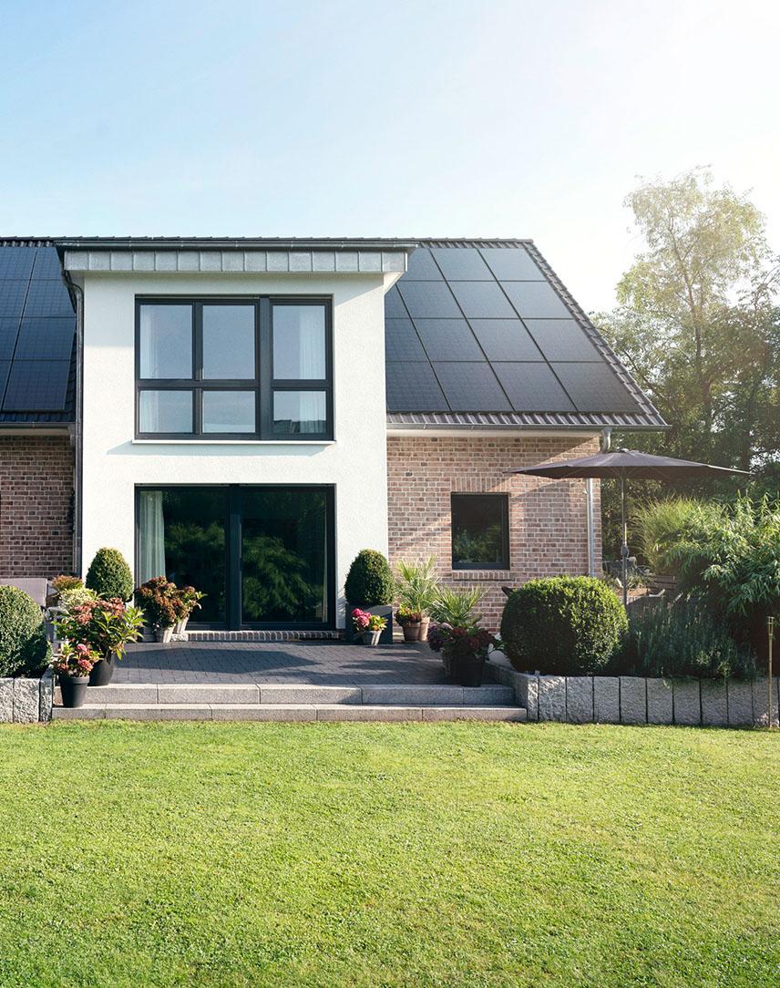 Haus mit PV-Anlage umgringt von großem Garten