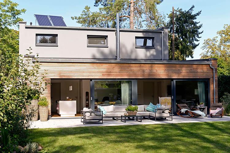 Haus mit einem Flachdach auf dem ein Solarmodul steht