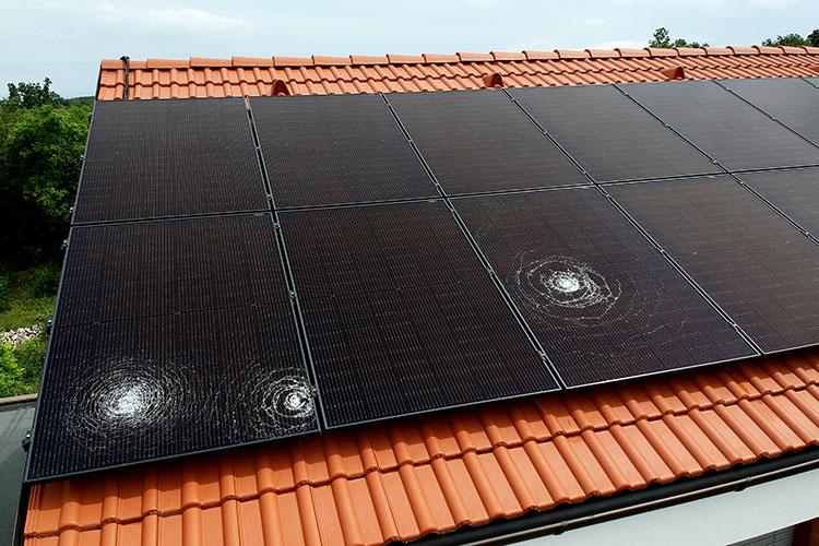 PV-Modul mit Steinschlägen